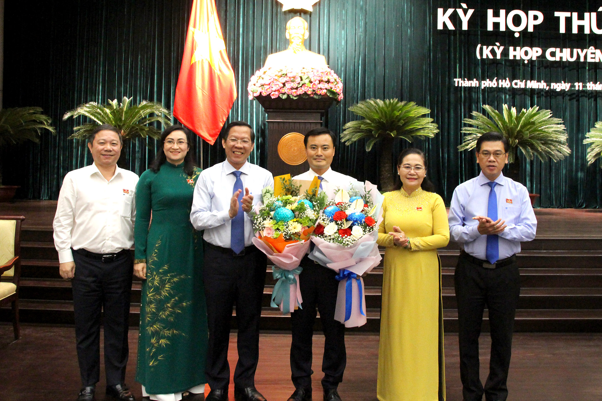 Lãnh đạo TP. Hồ Chí Minh tặng hoa chúc mừng đồng chí Bùi Xuân Cường được HĐND TP. Hồ Chí Minh bầu làm Phó Chủ tịch UBND Thành phố, ngày 11-10-2022 (Ảnh: HH)